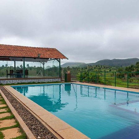 Stayvista'S Ficus Farms - Mountain-View Haven With Rustic Artsy Interiors, Outdoor Pool, Glasshouse, Home Theatre & Karaoke Delight Igatpuri Exterior foto