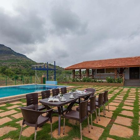 Stayvista'S Ficus Farms - Mountain-View Haven With Rustic Artsy Interiors, Outdoor Pool, Glasshouse, Home Theatre & Karaoke Delight Igatpuri Exterior foto