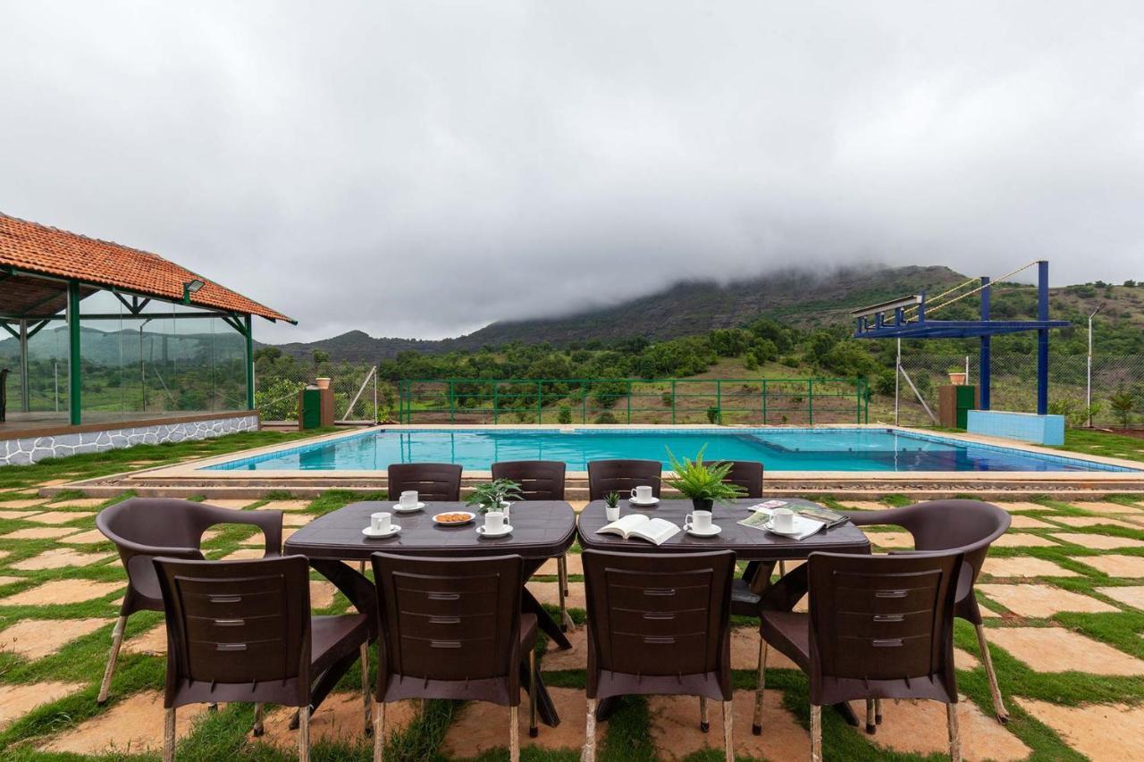 Stayvista'S Ficus Farms - Mountain-View Haven With Rustic Artsy Interiors, Outdoor Pool, Glasshouse, Home Theatre & Karaoke Delight Igatpuri Exterior foto