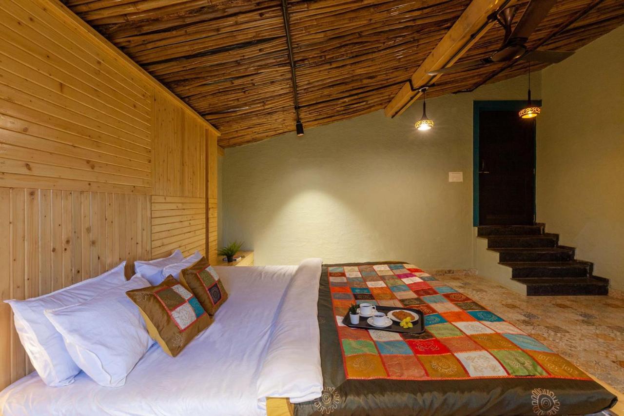 Stayvista'S Ficus Farms - Mountain-View Haven With Rustic Artsy Interiors, Outdoor Pool, Glasshouse, Home Theatre & Karaoke Delight Igatpuri Exterior foto
