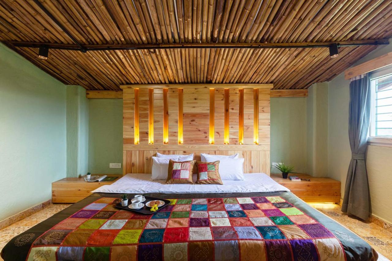 Stayvista'S Ficus Farms - Mountain-View Haven With Rustic Artsy Interiors, Outdoor Pool, Glasshouse, Home Theatre & Karaoke Delight Igatpuri Exterior foto