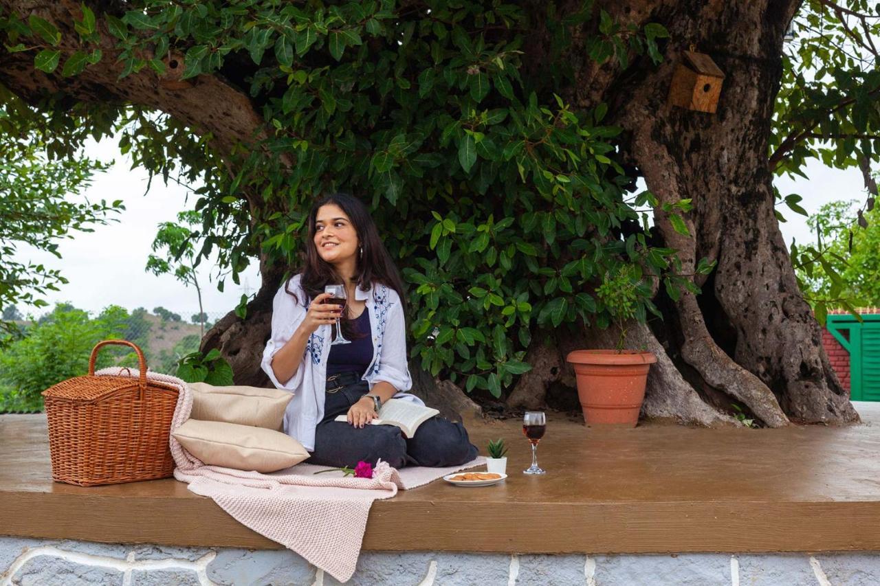 Stayvista'S Ficus Farms - Mountain-View Haven With Rustic Artsy Interiors, Outdoor Pool, Glasshouse, Home Theatre & Karaoke Delight Igatpuri Exterior foto
