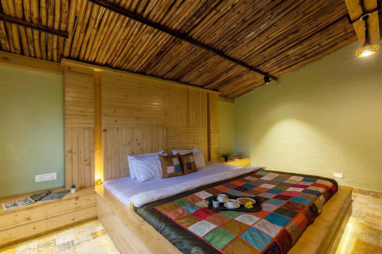 Stayvista'S Ficus Farms - Mountain-View Haven With Rustic Artsy Interiors, Outdoor Pool, Glasshouse, Home Theatre & Karaoke Delight Igatpuri Exterior foto